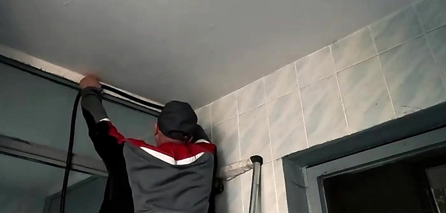 Сервисный специалист обследует входную группу